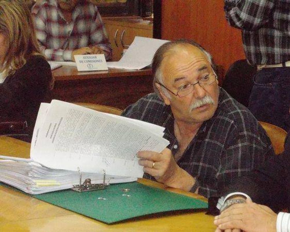  Fondos del BLP para dos tribunas y una fuente: �Es una verg�enza�, dice diputado