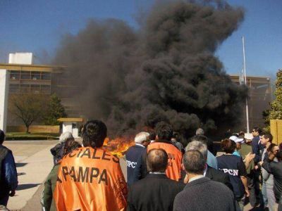  Conflicto estatal: vernistas y el Frepam coinciden en la devoluci�n de los descuentos
