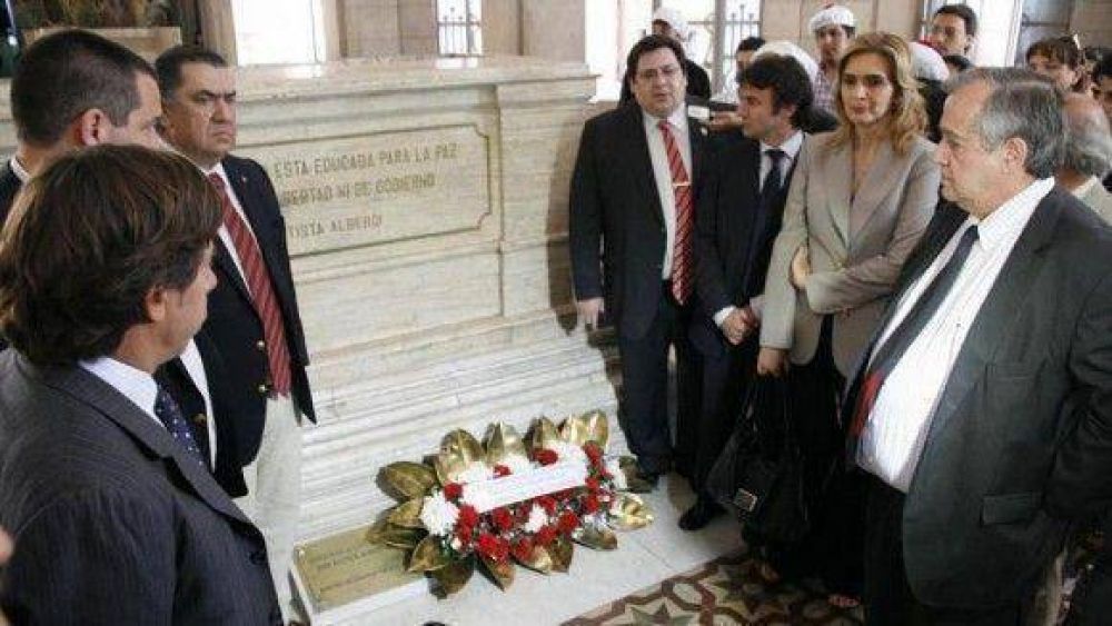  La oposici�n hizo un desagravio a la Constituci�n y a la figura de Alberdi