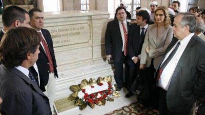  La oposici�n hizo un desagravio a la Constituci�n y a la figura de Alberdi