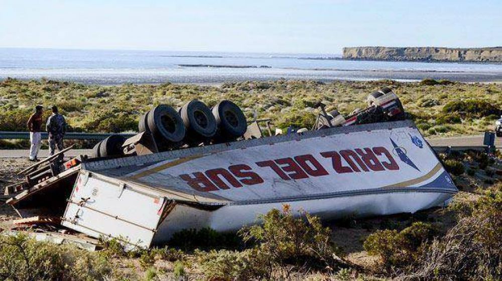 Volc� cami�n en curva de La Calera y el chofer salv� su vida de milagro