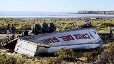 Volc� cami�n en curva de La Calera y el chofer salv� su vida de milagro
