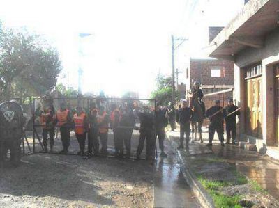 Heridos y detenidos en una refriega  Entre vecinos y polic�as 