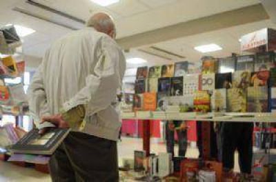 Molesto con Mart�, renunci� un panelista de la Feria del Libro