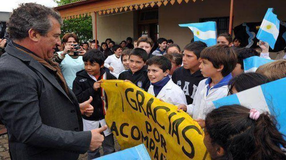 Urribarri firm� los contratos para inicio de obras en Col�n