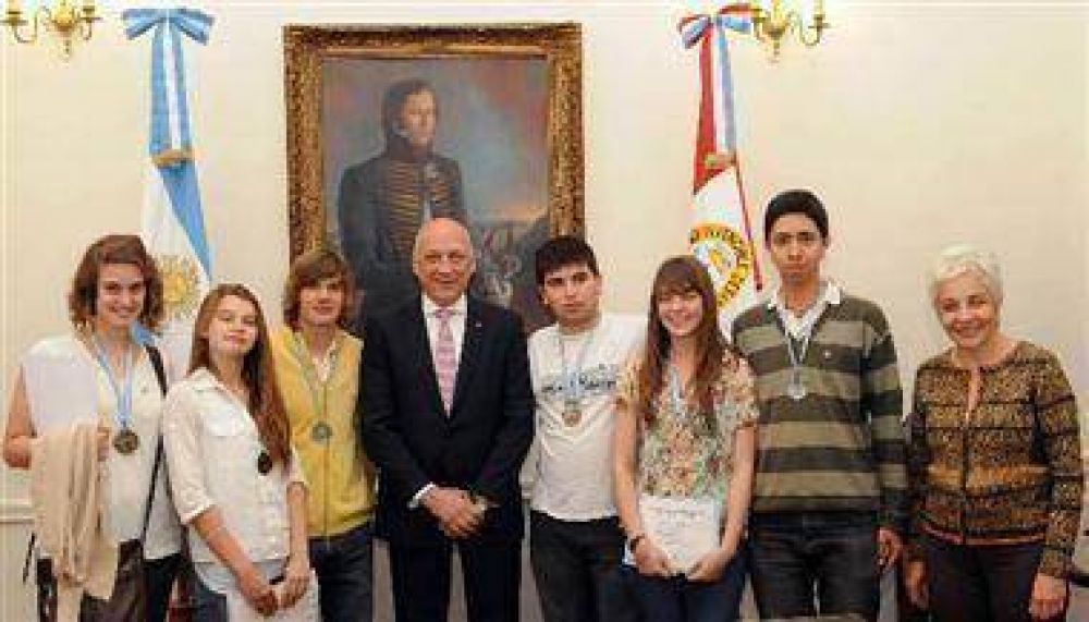 Bonfatti con alumnos de la "Guillermo Lehmann"