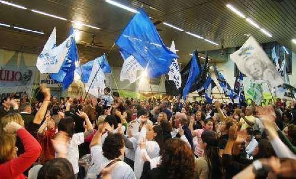 SE FESTEJ� EN AZUL EL D�A DE LA LEALTAD