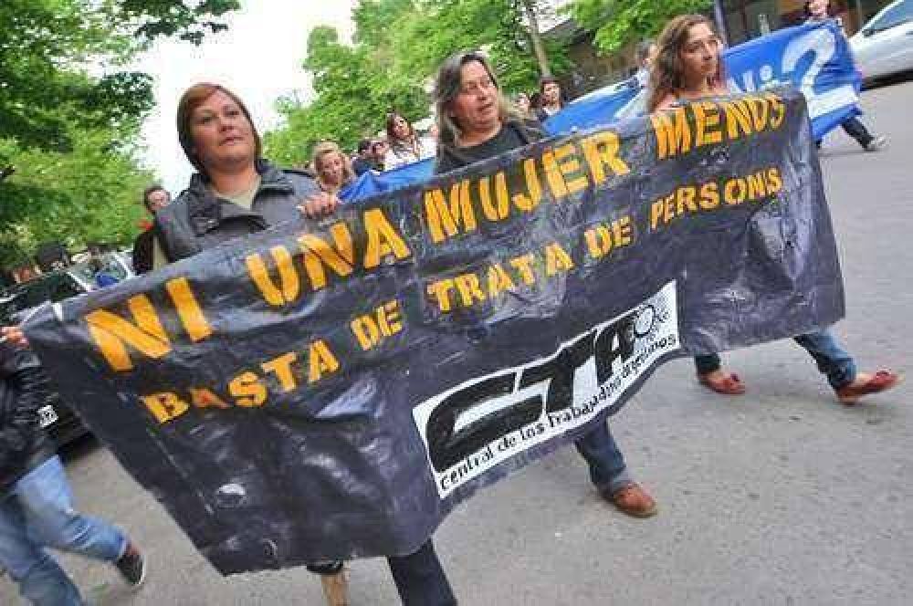 Se desarroll� ayer la marcha en repudio al ataque recibido por una integrante del Foro Contra la Trata