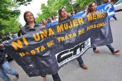 Se desarroll� ayer la marcha en repudio al ataque recibido por una integrante del Foro Contra la Trata