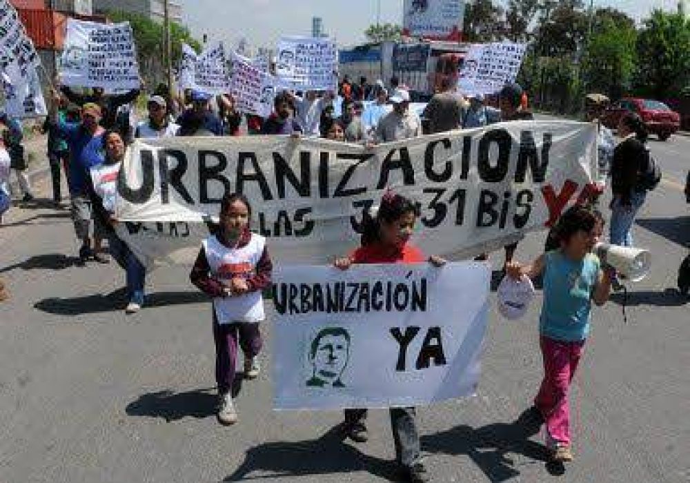 Vecinos de la villa 31 marchan a la Legislatura porte�a