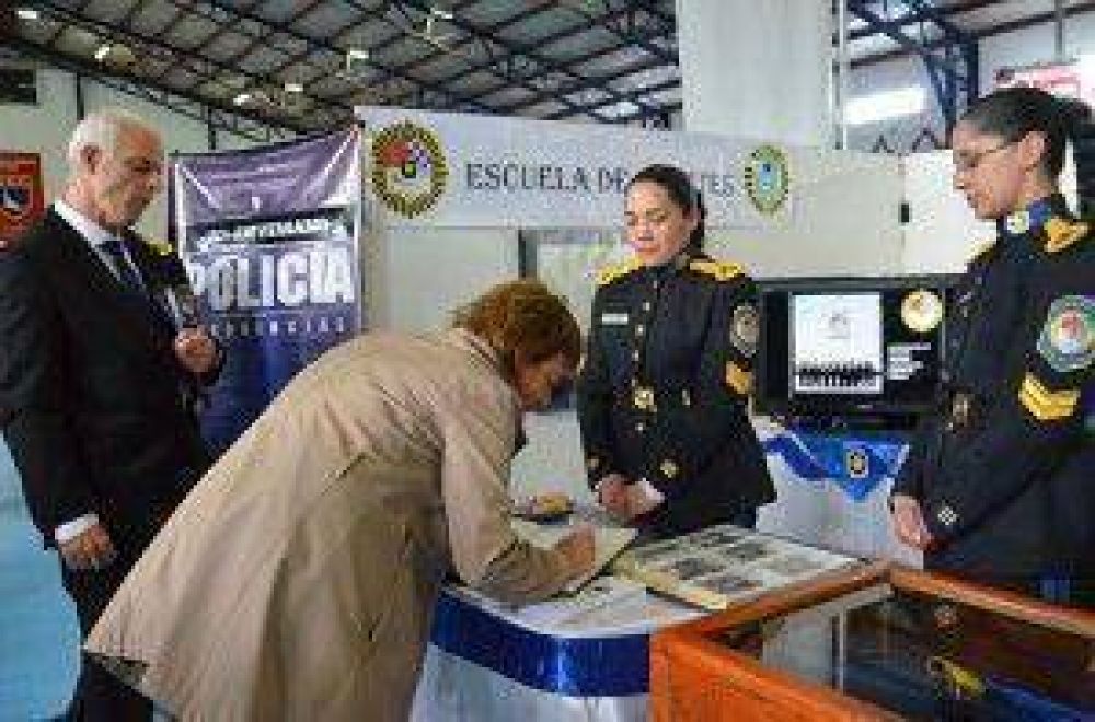 La Gobernadora R�os asisti� a la apertura de la Expo Acad�mica 2012 en Ushuaia