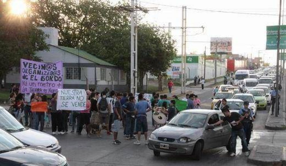Vecinos cortaron avenida Col�n por una urbanizaci�n