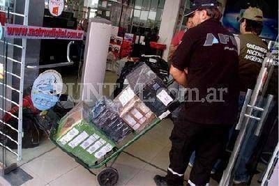  Megaoperativo: secuestran productos tecnol�gicos de una importadora local