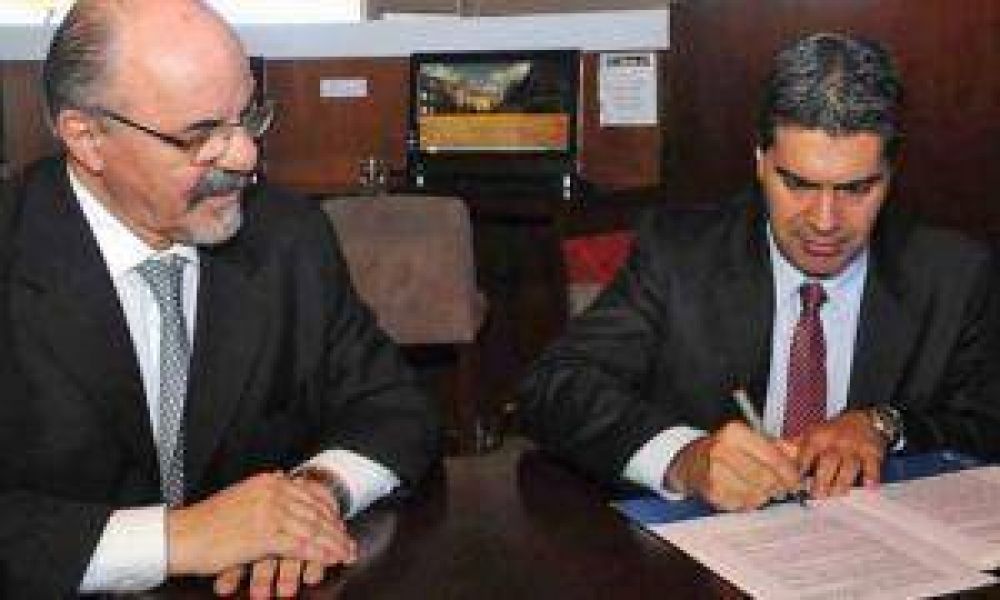 Capitanich firm� con Tomada el convenio de corresponsabilidad gremial para la ganader�a