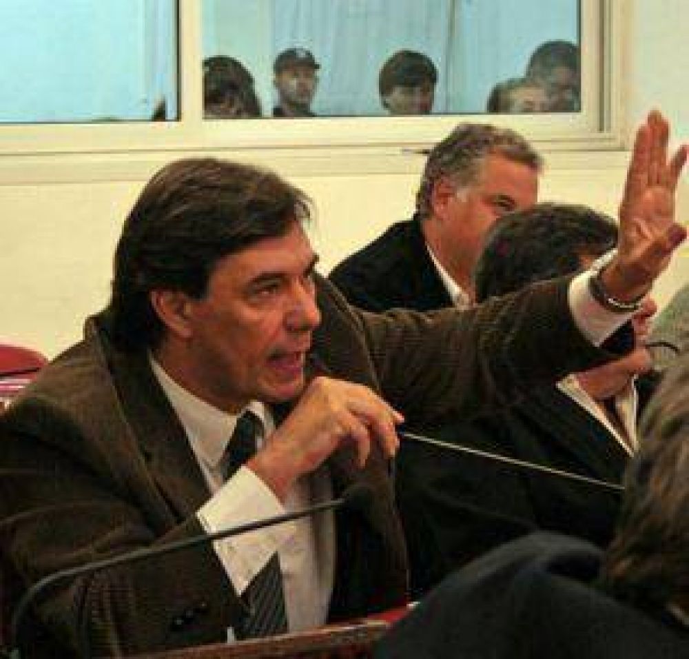 Vallejos critica vi�ticos de funcionarios