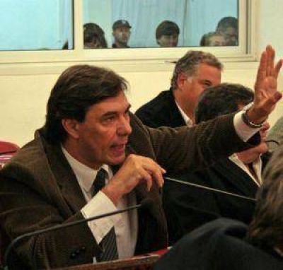 Vallejos critica vi�ticos de funcionarios