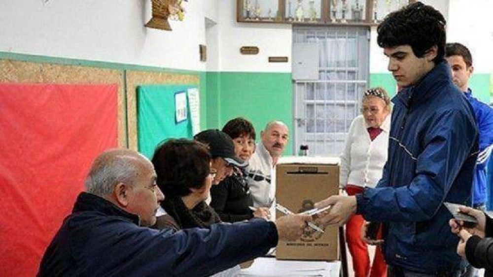  Mientras Alperovich pide no subestimar a los j�venes, la oposici�n carg� contra el PJ