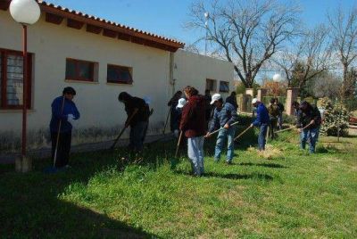 Trabajadores de Inclusi�n realizan tareas de limpieza en escuelas de Villa Mercedes