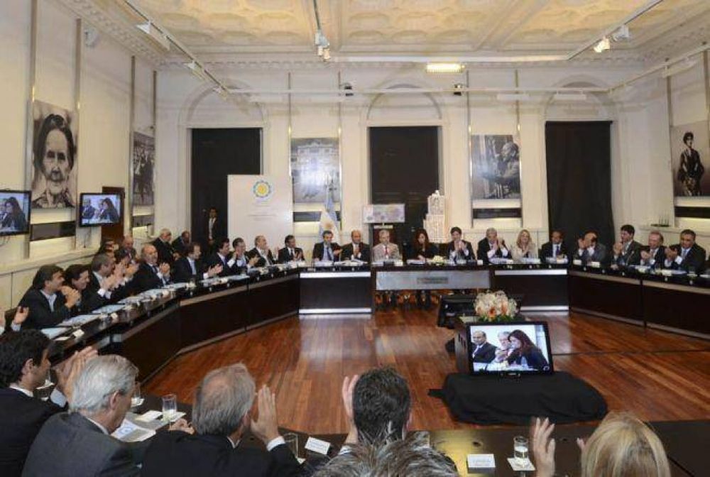 Cristina puenteo a Scioli y prometi a intendentes 9000 millones en obras