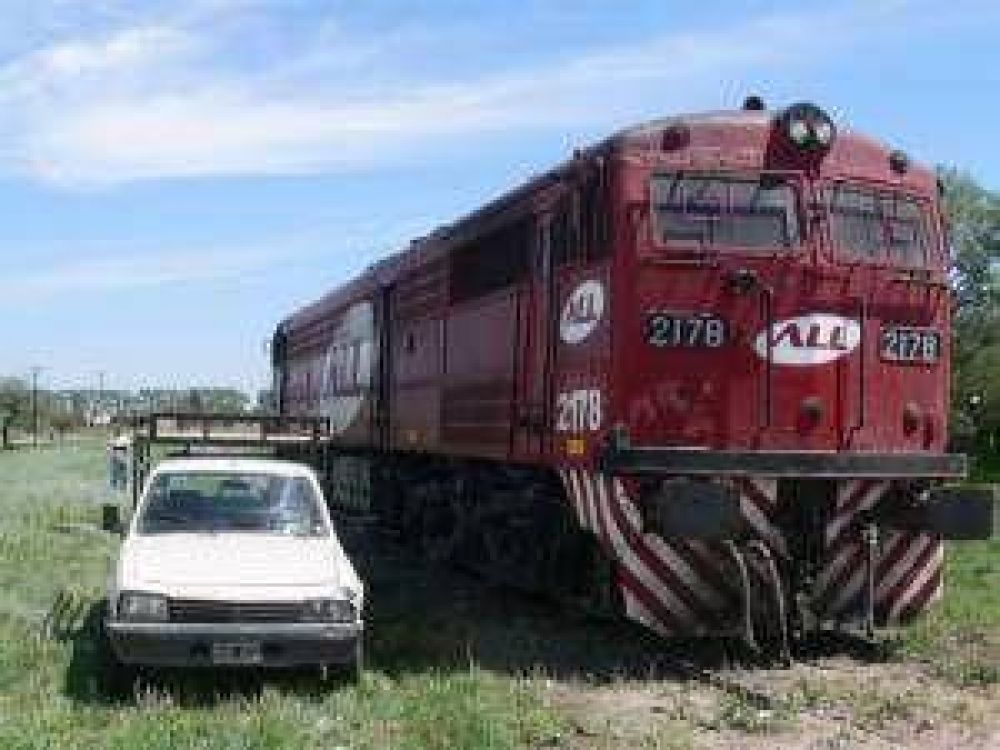 Una locomotora embisti� una camioneta en Villa Mercedes