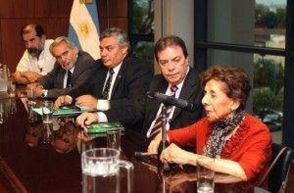 Distinguen a la primera secretaria de Medio Ambiente de la Naci�n 	