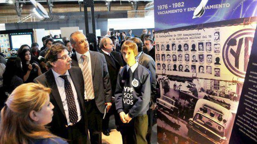 Comodoro recibe una muestra que recorre la historia de YPF