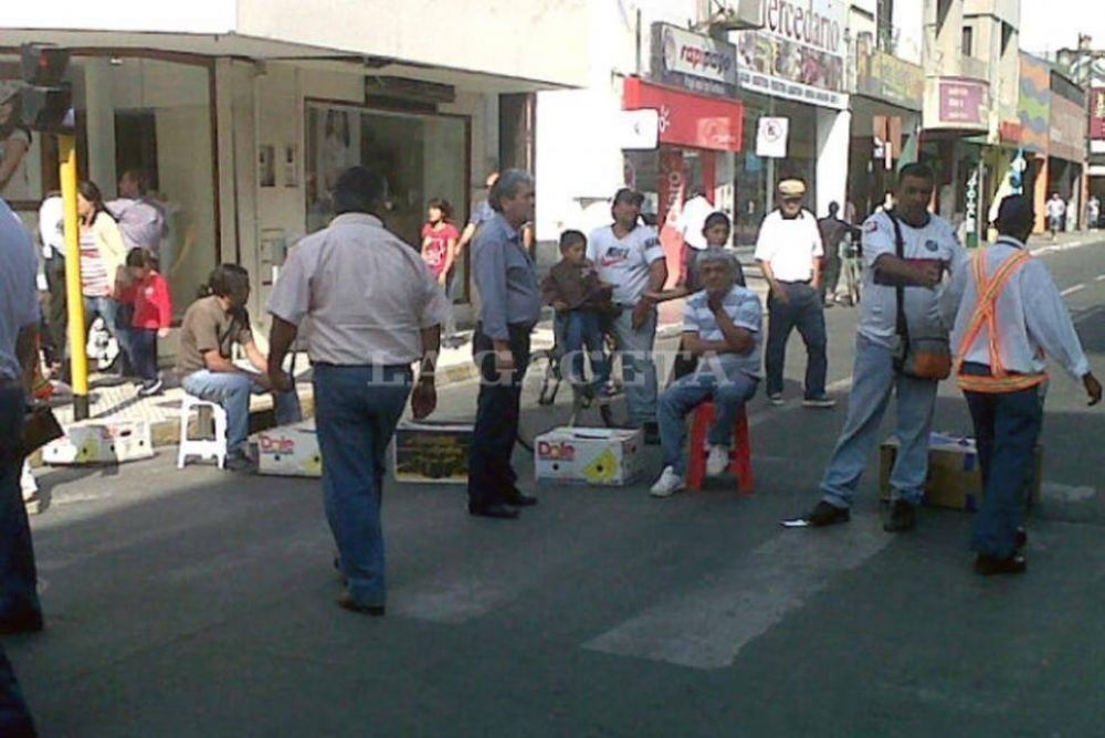 Vendedores ambulantes levantaron los cortes en el centro