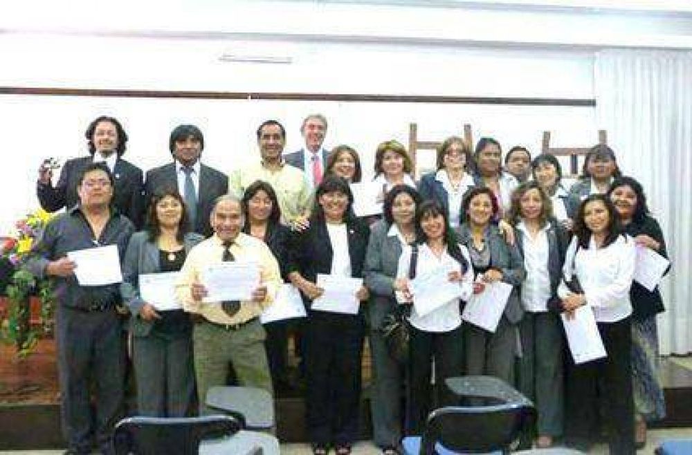 Entregaron diplomas a no docentes  De la UNJU 