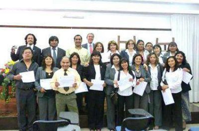 Entregaron diplomas a no docentes  De la UNJU 