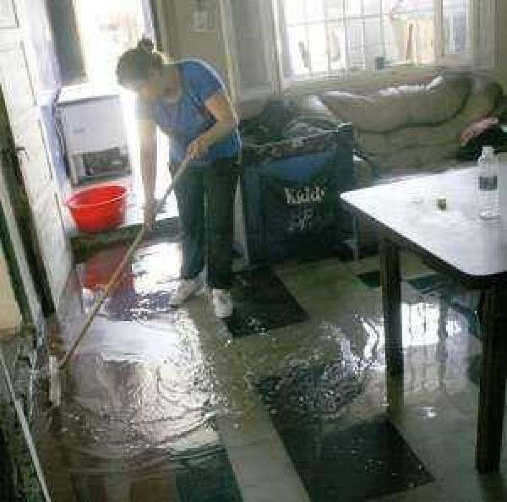 Unas 20 casas inundadas con agua de las cloacas