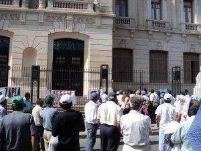 Ex trabajadores de Zapla volvieron a marchar solicitando una audiencia con Fellner: �nos sentimos discriminados� 