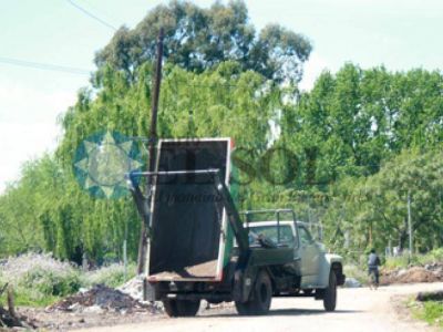La ribera: camiones vuelcan residuos en la Avenida Italia