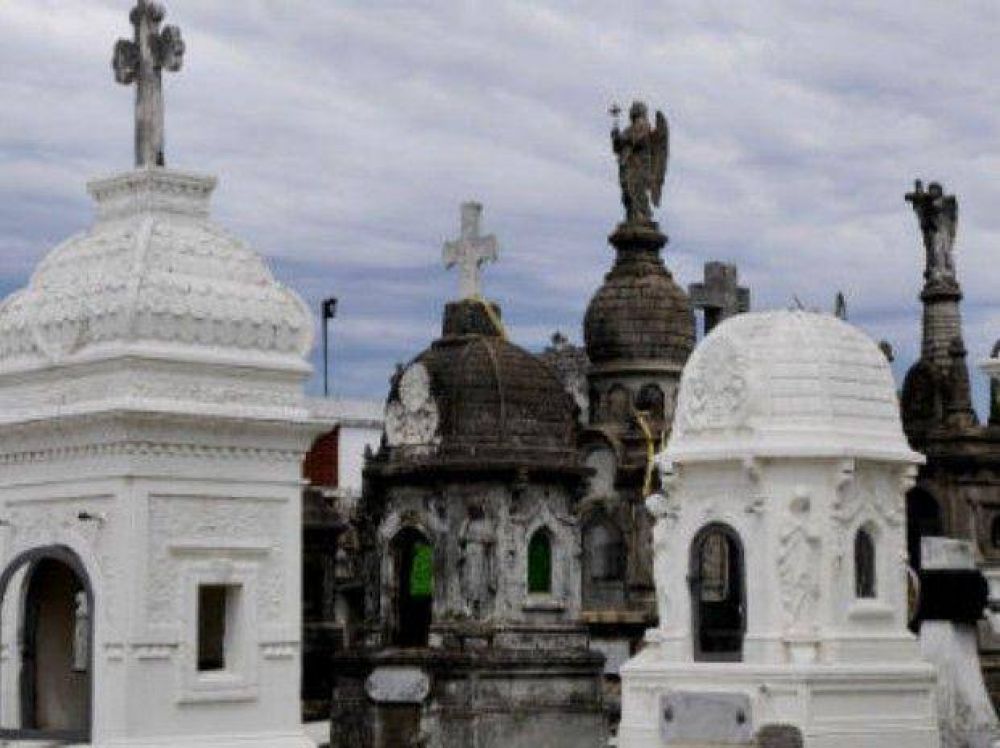 Tres personas fueron detenidas cuando robaban placas de bronce en el cementerio La Piedad