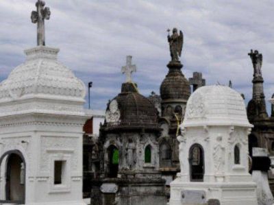 Tres personas fueron detenidas cuando robaban placas de bronce en el cementerio La Piedad