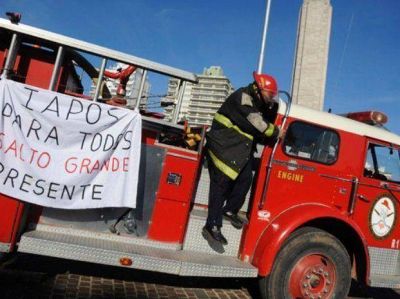 Ruidosa protesta de Bomberos Voluntarios frente al Monumento