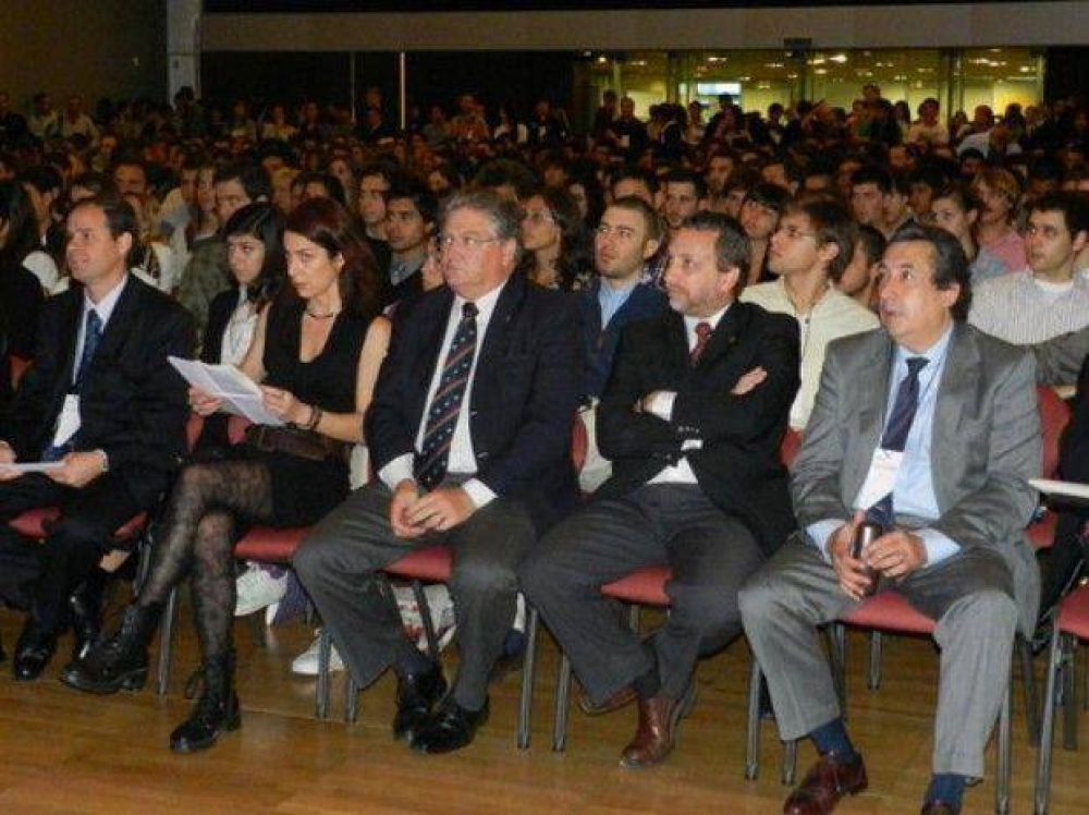Multitud de j�venes en ciclo de emprendedores
