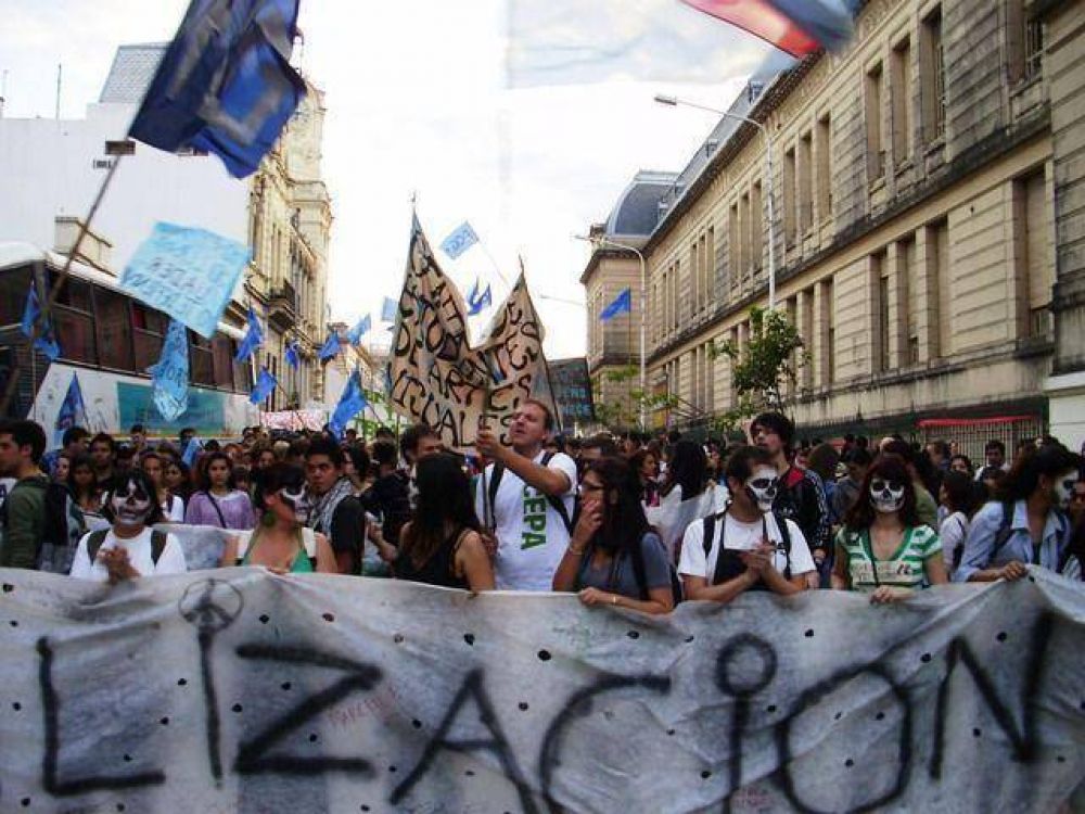 Uader: manifestaci�n de estudiantes, gremios y dirigentes opositores	