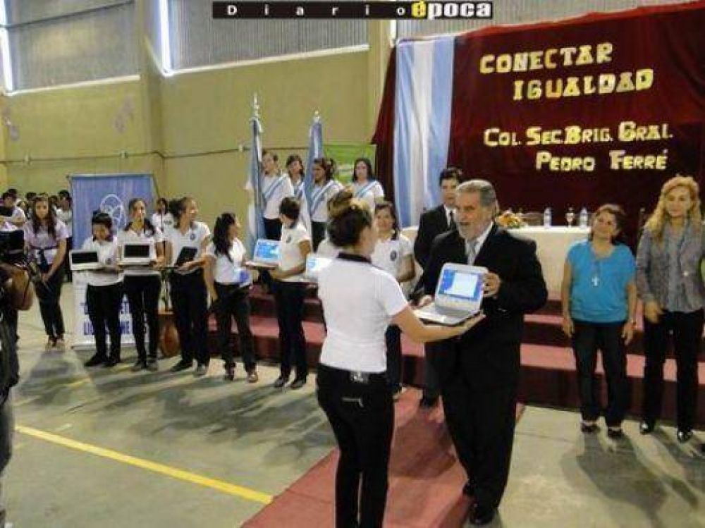 Entregaron 1.800 netbooks a alumnos del colegio Pedro Ferr�