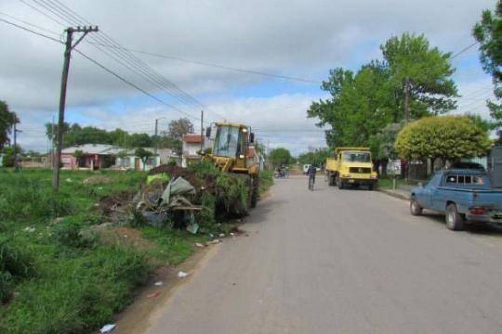 Se realizan trabajos de limpieza en barrios de la ciudad