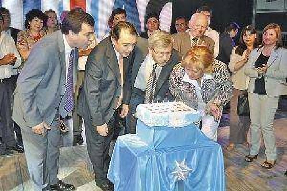 Niccolai presidi� los festejos por el 21� aniversario de la declaraci�n de Nueva Esperanza como ciudad