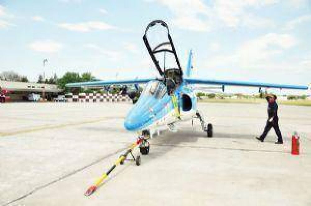 Un avi�n con colores patrios lleg� a la Base del Fort�n II