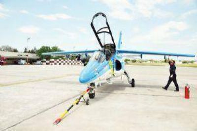 Un avi�n con colores patrios lleg� a la Base del Fort�n II