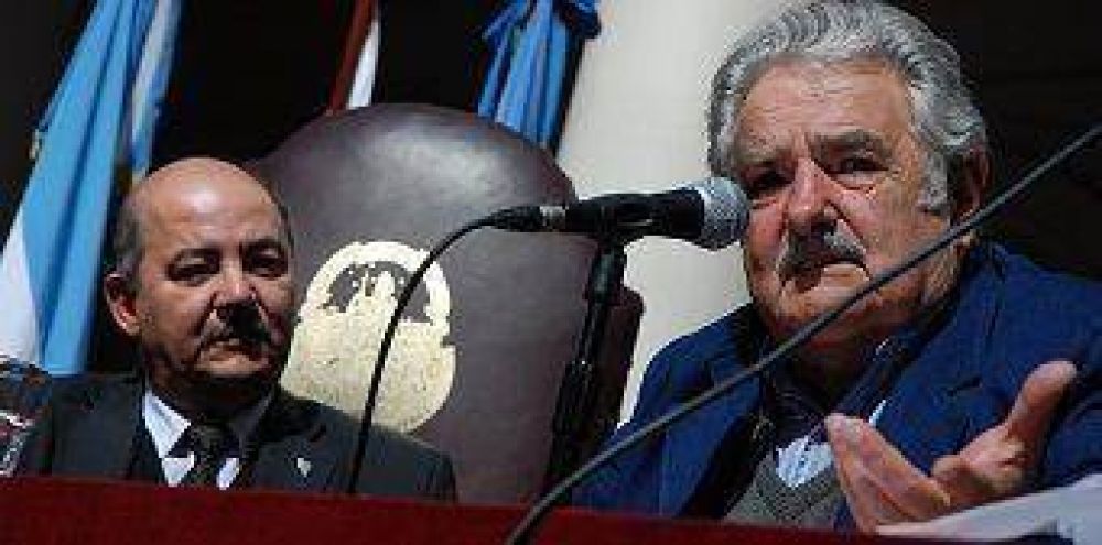 Mujica recibi� el t�tulo Doctor Honoris Causa en la UNLP