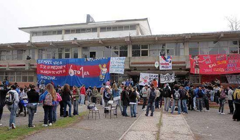 Viernes sin clases en los ex colegios Nacional y Comercio