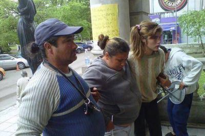 Una mujer y su marido se encadenaron a la puerta de la Municipalidad