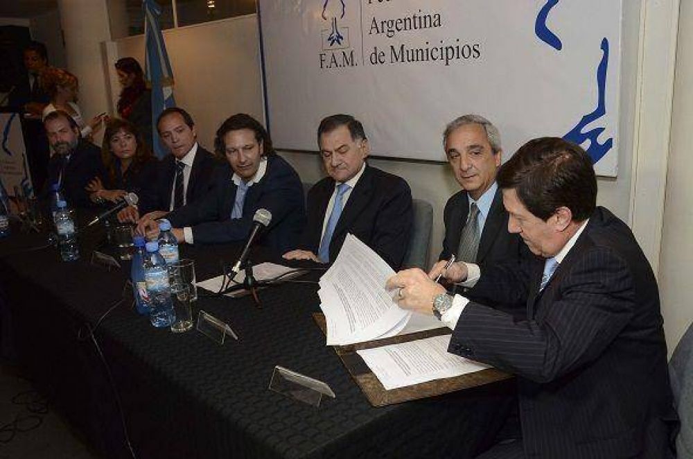 Lan�s: firma de convenio con PAMI y se suman 3 ambulancias