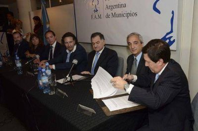 Lan�s: firma de convenio con PAMI y se suman 3 ambulancias