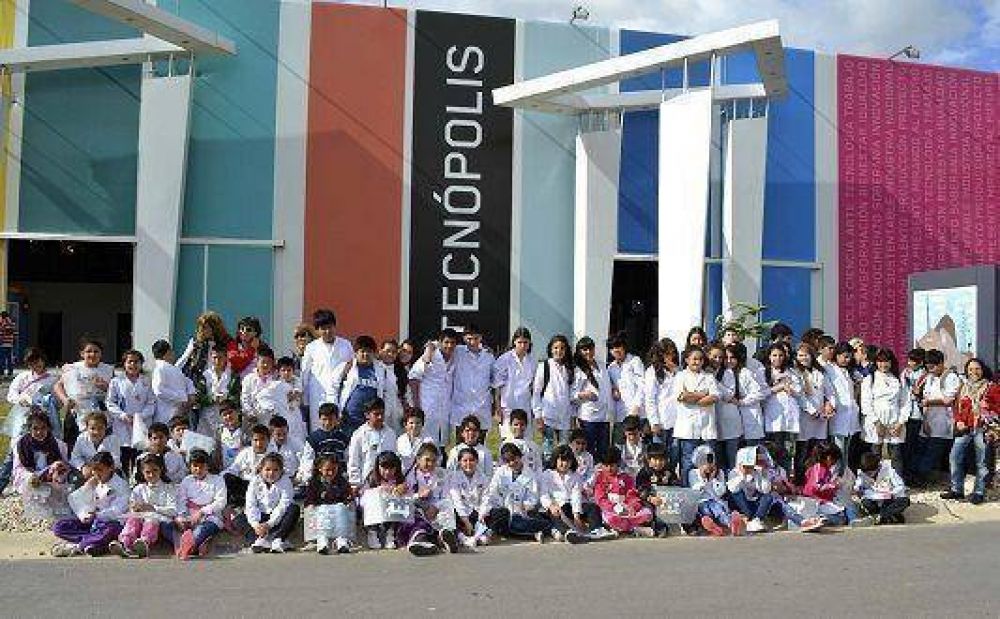 M�s pibes de escuelas y merenderos de Lan�s visitaron tecn�polis