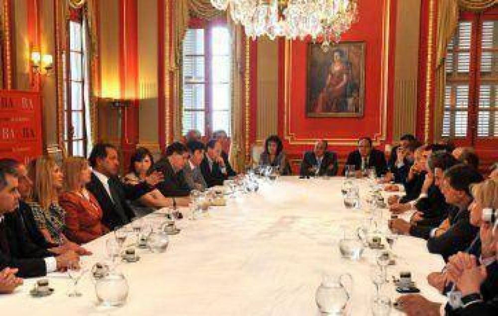 Los maestros paran, los intendentes bancan