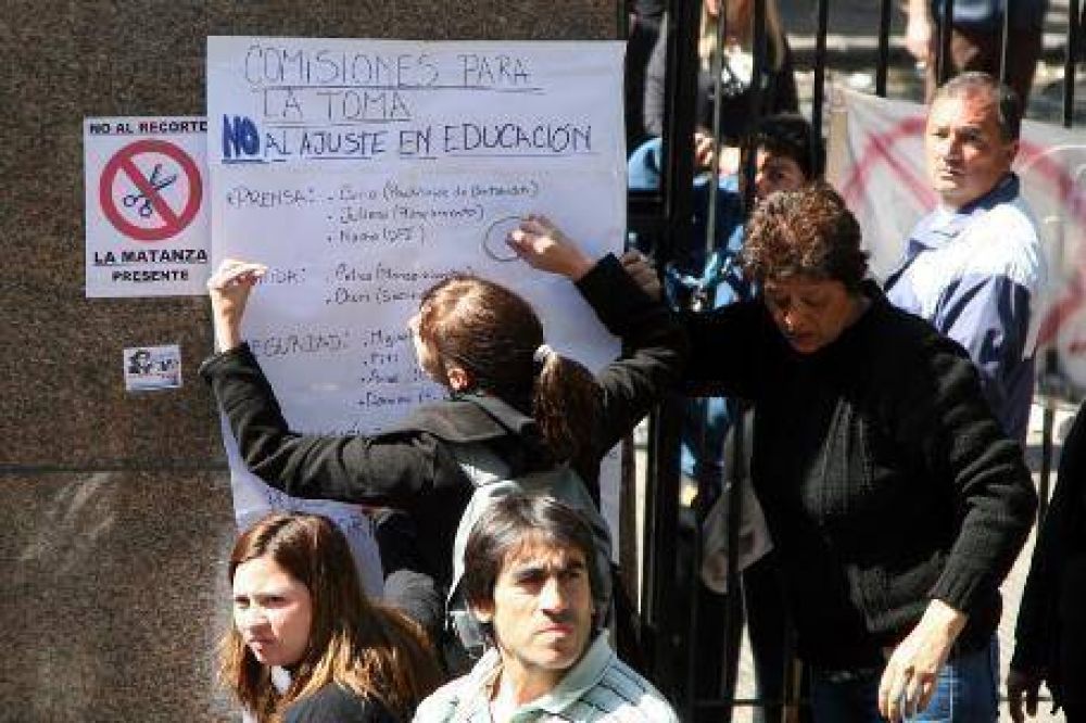 Educaci�n: investigar�n contratos y pagos de horas extras